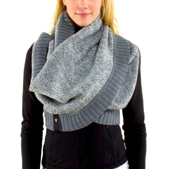 Lululemon❤️Cozy Yogi Infinity Scarf - Picture 1 of 11